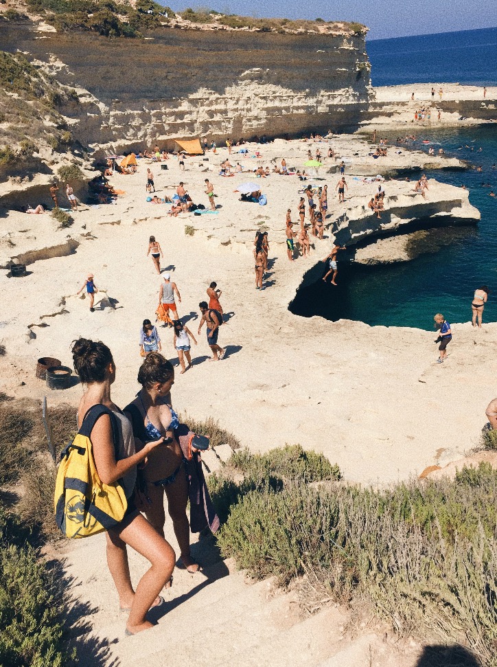 Strand med besökare i Malta