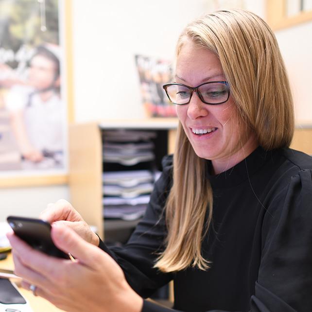 Rådgivare Marie Källgren jobbar med sin mobiltelefon