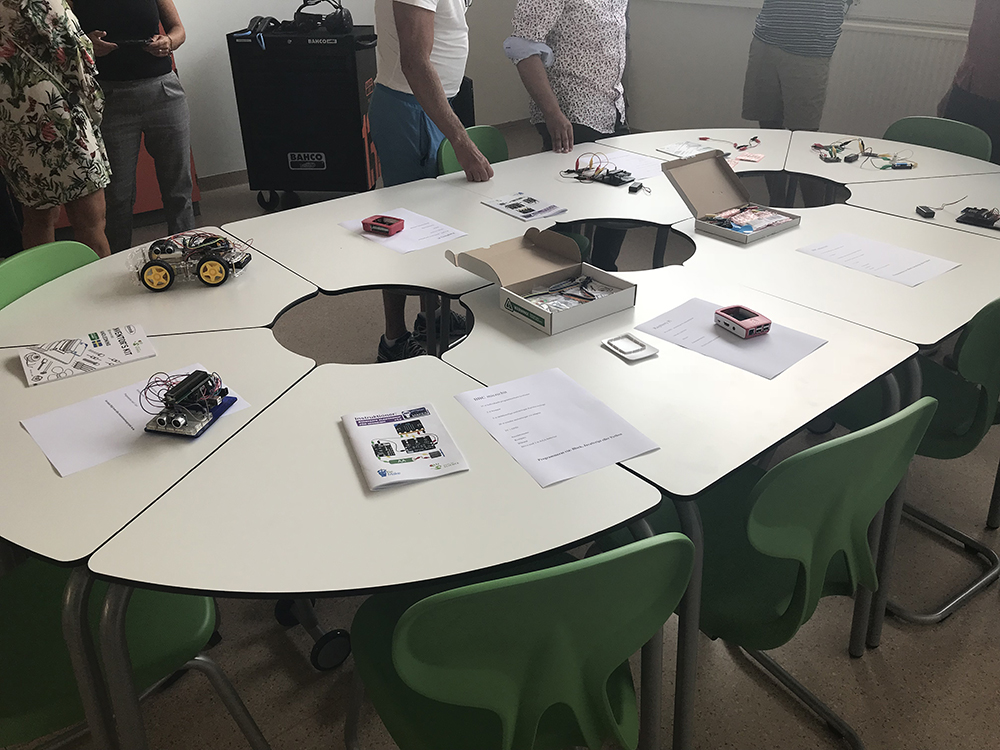 Bord med teknologi från Makerspace på Västerviks gymnasium