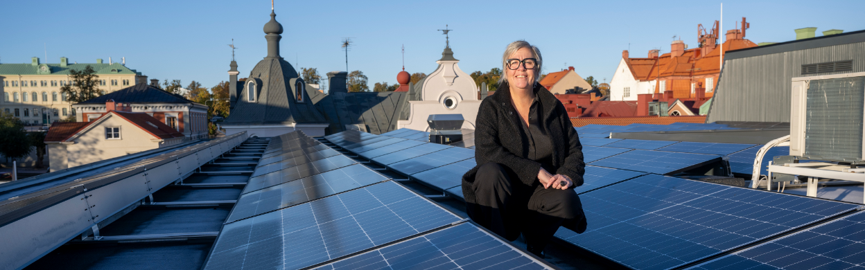 Pia, privatrådgivare i Västervik, sitter vid bankens solceller