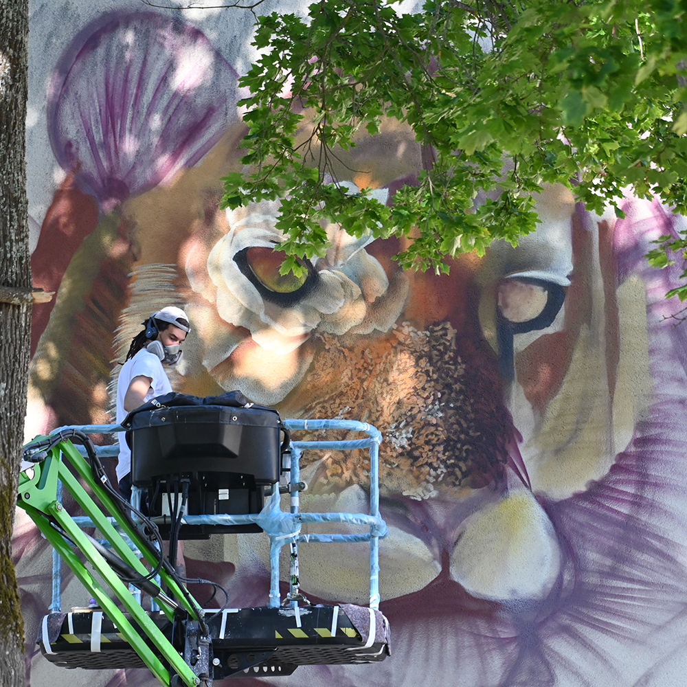 Konstnär målar street art under Bank Street Art festival 2020