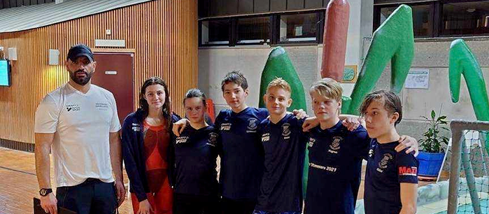 Tränare och ungdomar från Västerviks simsällskap